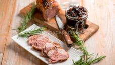 Coniglio arrosto con salsa di cipolle rosse Coniglio arrosto con salsa di cipolle rosse