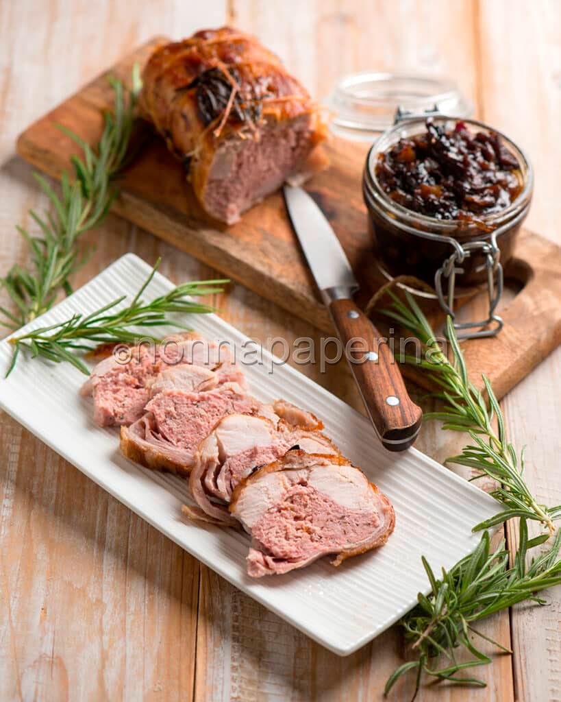 Coniglio arrosto con salsa di cipolle rosse