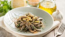 Tagliatelle con farina di fagioli, aglio, olio e bottarga Tagliatelle con farina di fagioli, aglio, olio e bottarga