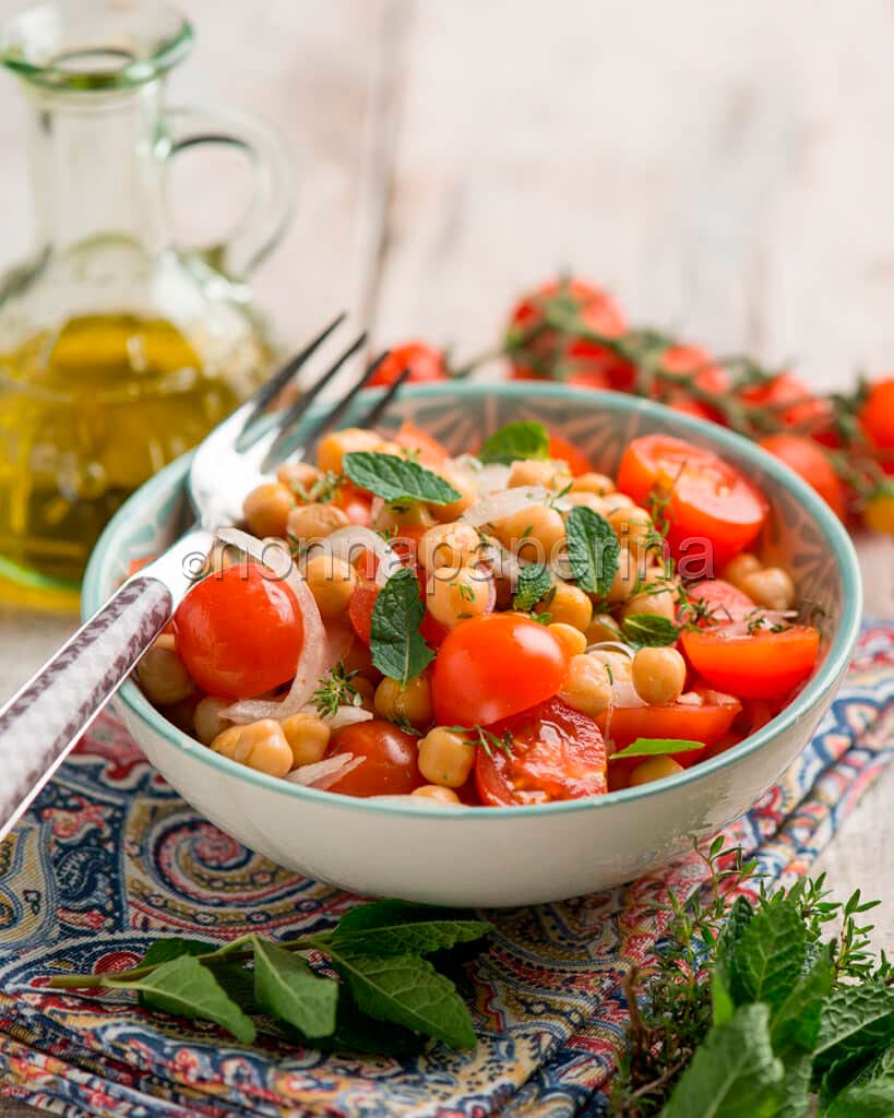 insalata con pomodori, ceci e cipolle