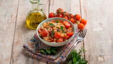 Insalata con pomodori ceci e cipolle da gustare