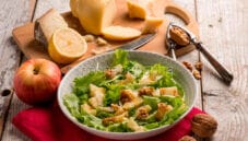 Una sana insalata mele, noci e formaggi