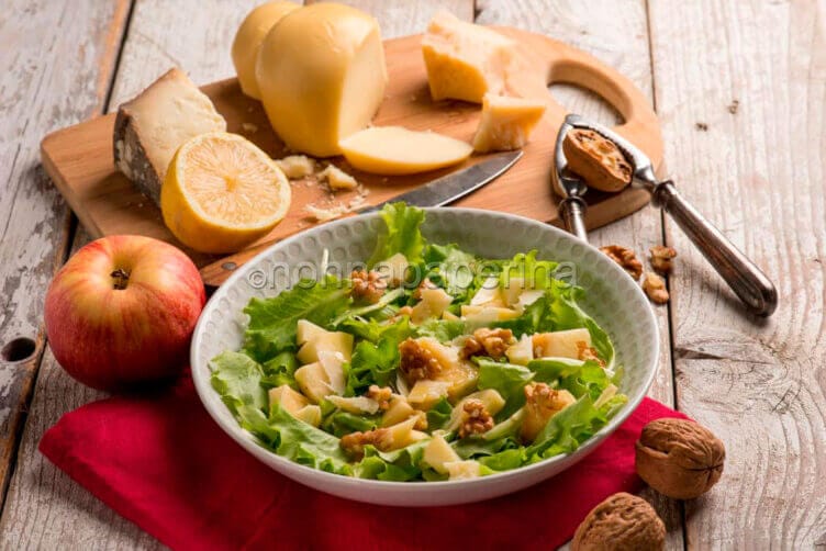 insalata mele noci e formaggi