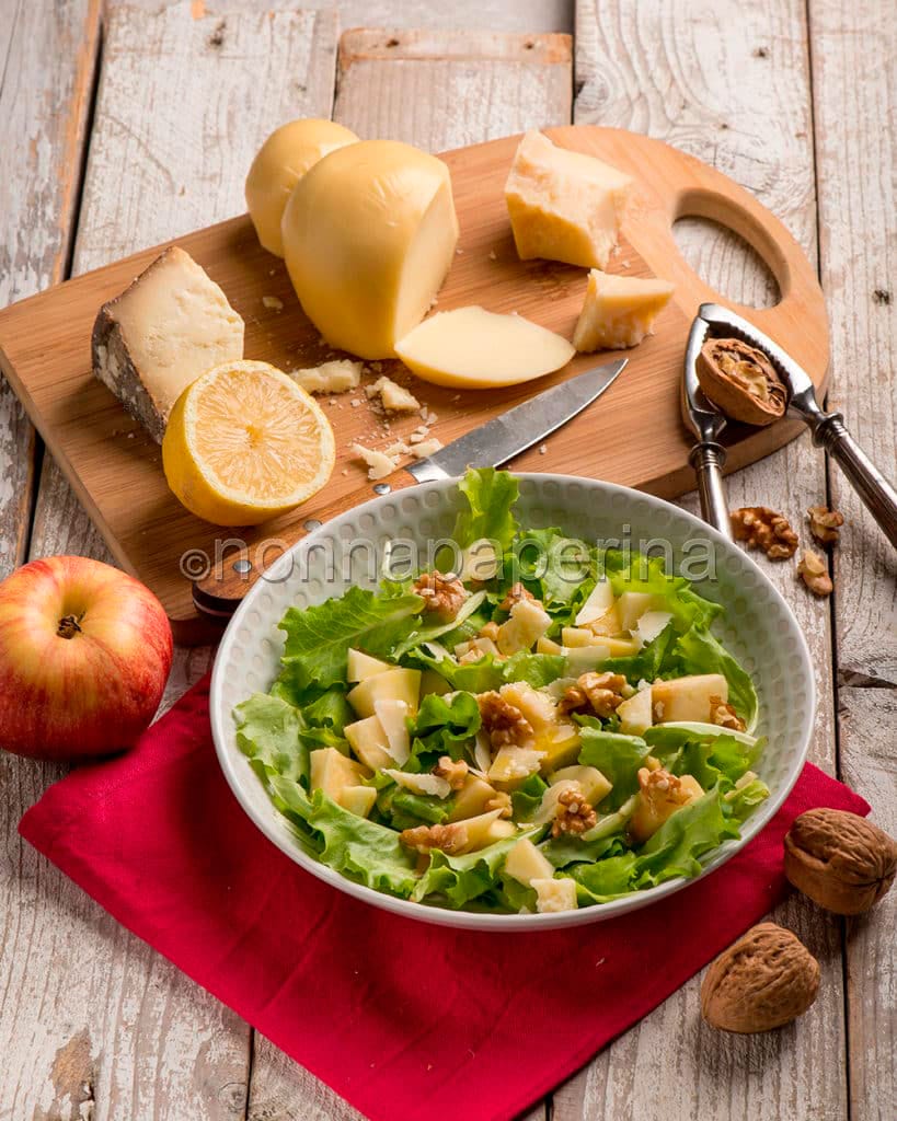 insalata mele noci e formaggi