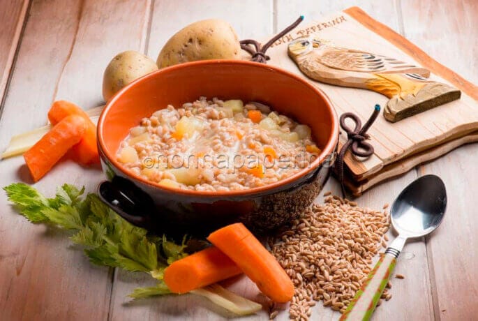 Zuppa di farro perlato, la ricetta di un piatto tradizionale