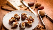 Datteri ripieni di gorgonzola e noci come antipasto