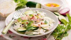 Insalata con cetrioli e finocchi, un mix di vitamine Insalata con cetrioli e finocchi, un mix di vitamine