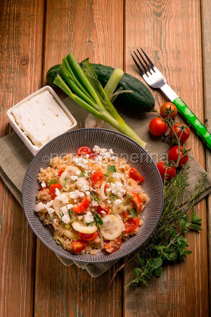 Insalata di quinoa con pomodori e cetrioli Insalata di quinoa con pomodori e cetrioli
