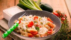 Insalata di quinoa con pomodori e cetrioli a pranzo