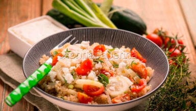 Insalata di quinoa con pomodori e cetrioli