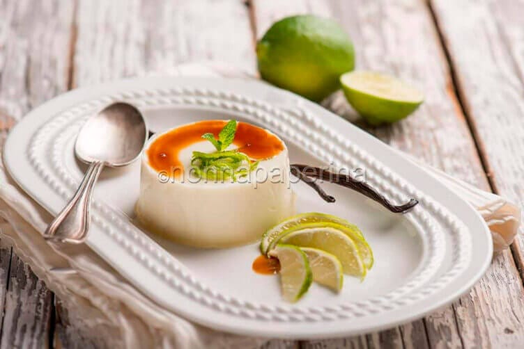 Panna cotta al lime: una golosità al cucchiaio Panna cotta al lime