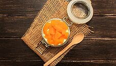 Panna cotta alla soia con pesche caramellate, una delizia Panna cotta alla soia con pesche caramellate, una delizia