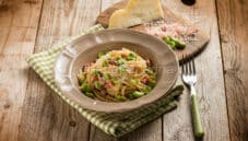 Spaghetti quadrati con rigatino, fave e caciocavallo Spaghetti quadrati con rigatino, fave e caciocavallo