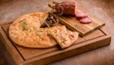 Focaccia genovese: la ricetta per uno spuntino delizioso