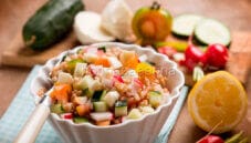 La golosa insalata di farro con cetrioli e mozzarella