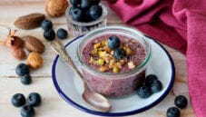 Budino con latte di cocco, mirtilli e semi di chia