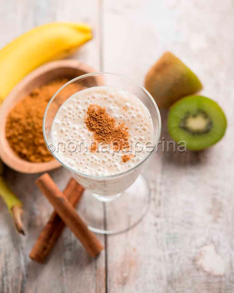 Frullato di kiwi con latte Frullato di kiwi con latte