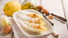 Insalata con formaggio Roquefort e noci: un piatto sfizioso