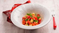 Insalata di ceci, avocado e pomodorini sana e fresca Insalata di ceci, avocado e pomodorini sana e fresca