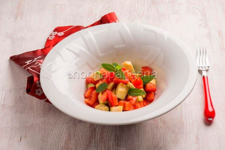 Insalata di ceci, avocado e pomodorini sana e fresca insalata di ceci avocado e pomodorini