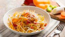 Spaghetti di mais con ratatouille di verdure