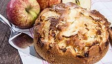 Torta di grano saraceno con mele, cocco e kefir