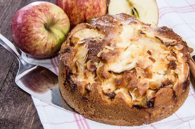Torta di grano saraceno con mele, cocco e kefir