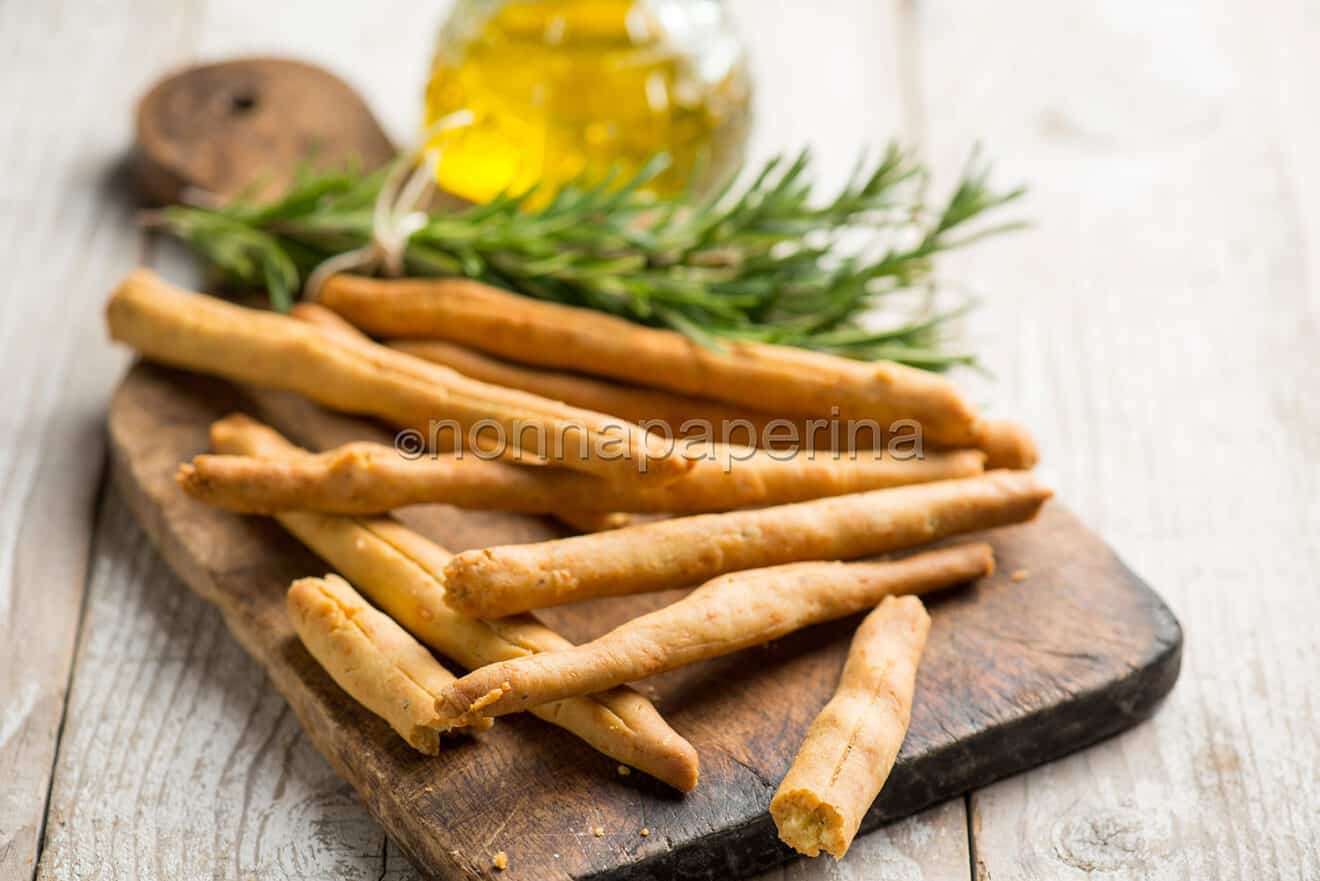 Grissini al rosmarino per antipasti glutenfree, un'ottima soluzione