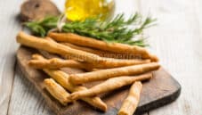 Grissini al rosmarino per creare antipasti sfiziosi