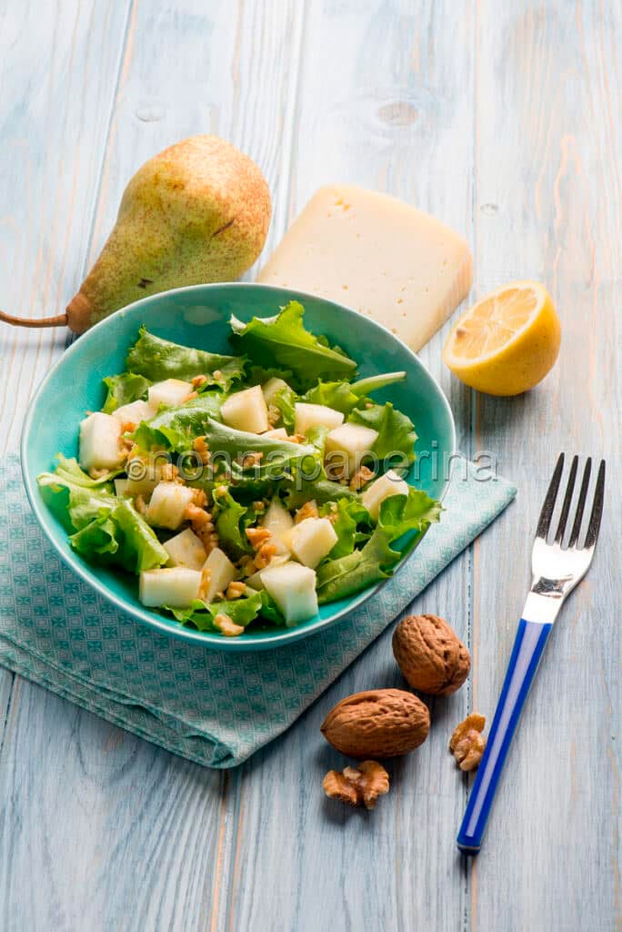 Insalata con noci, pere e formaggio di capra Insalata con noci, pere e formaggio di capra