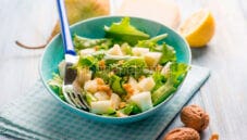 Insalata con noci, pere e formaggio di capra: light