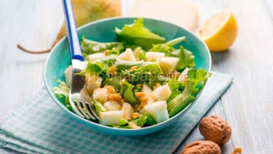 Insalata con noci, pere e formaggio di capra