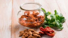 Pesto di pomodori secchi: un condimento dal sapore intenso Pesto di pomodori secchi: un condimento dal sapore intenso