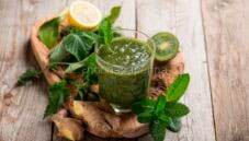 Frullato detox con ortica kiwi zenzero dattero