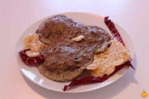 Ravioloni rustici con speck e crema di radicchio