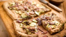 Pizza con zucchine, cipolle e semi di sesamo Pizza con zucchine, cipolle e semi di sesamo