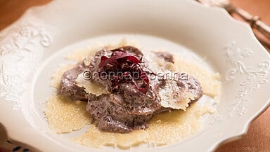 Ravioloni rustici con speck e crema di radicchio