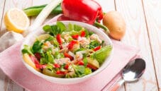 Insalata con peperoni e pollo marinato , piatto completo