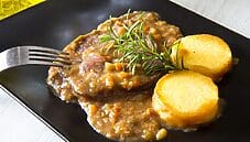 Un gustoso piatto di Manzo all’olio con polenta Un gustoso piatto di Manzo all’olio con polenta