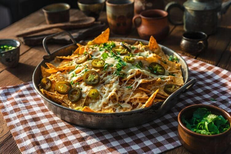 nachos con formaggio filante, jalapeños e coriandolo nachos con formaggio filante, jalapeños e coriandolo