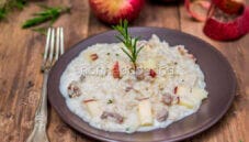 Risotto con salsiccia e mele, un primo piatto unico Risotto con salsiccia e mele, un primo piatto unico