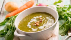 Zuppa di levistico e pinoli di cedro , benessere a tavola