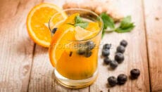 Acqua aromatizzata alle arance e mirtilli