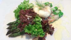 Asparagi in manto di guanciale e uovo in forma