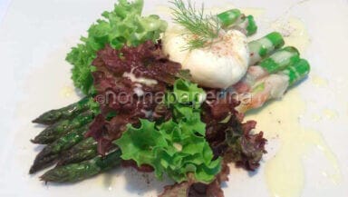 Asparagi in manto di guanciale e uovo in forma
