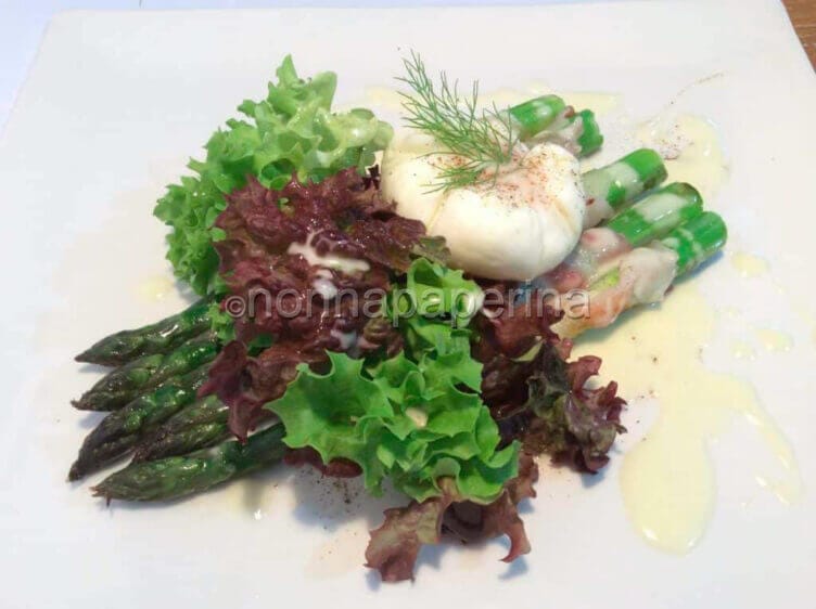 Asparagi in manto di guanciale e uovo in forma Asparagi in manto di guanciale e uovo in forma