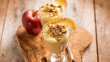 Bicchierini di mela con crema chantilly e crumble