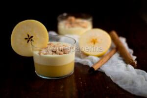 Bicchierini di mela con crema chantilly e crumble Bicchierini di mela con crema chantilly e crumble