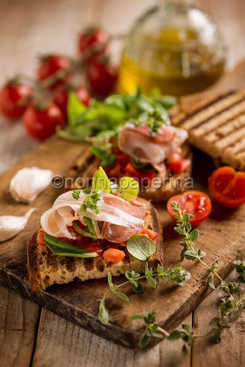 Bruschetta al pomodoro e pancetta