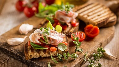 Bruschetta al pomodoro e pancetta